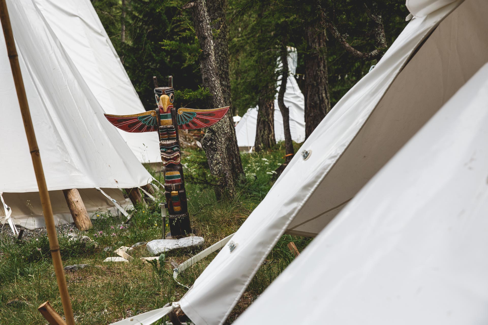 totem indien tipi camping mélèzes